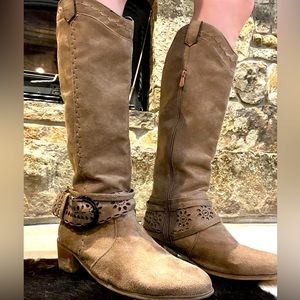 Cute boots, no brand on them.. in great shape!! Size 9.5